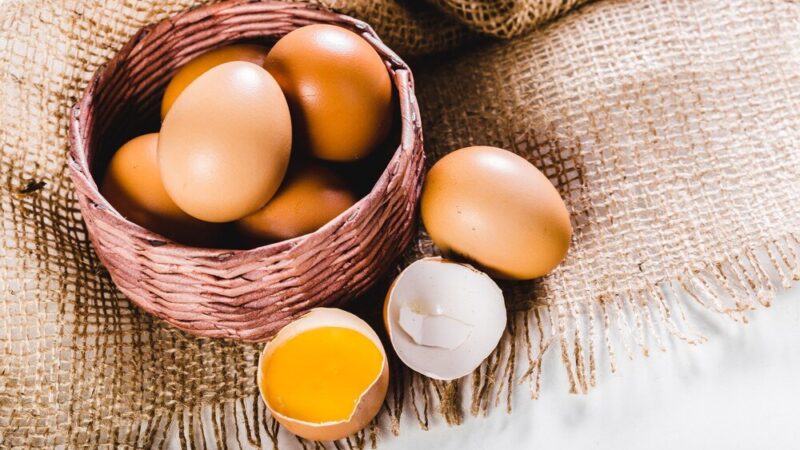 Jak sprawdzić czy jajko jest świeże? Jak rozpoznać zepsute?